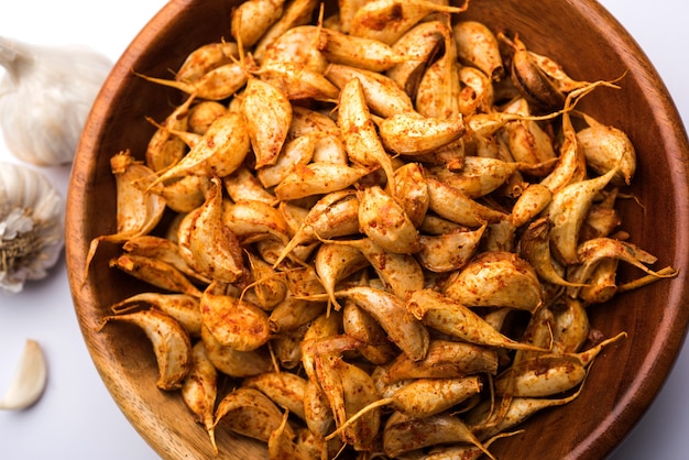 Garlic Fry o Tala Hua Lahsun en hindi, es un plato de acompañamiento o bocadillos populares de Maharashtra, India