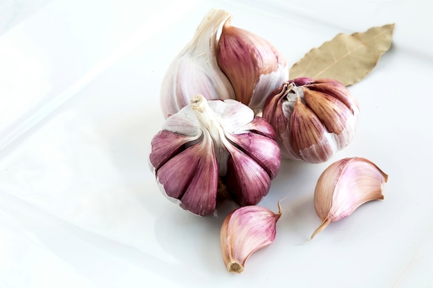 Garlics na placa de madeira