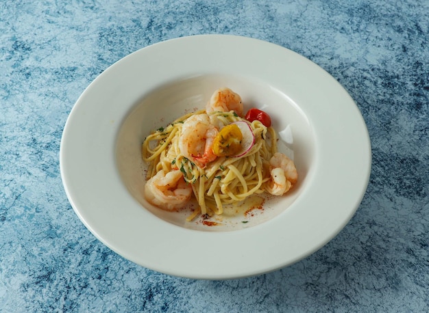 Garnelen aglio olio serviert auf einem Teller isoliert auf dem Hintergrund Top-View von italienischem Essen