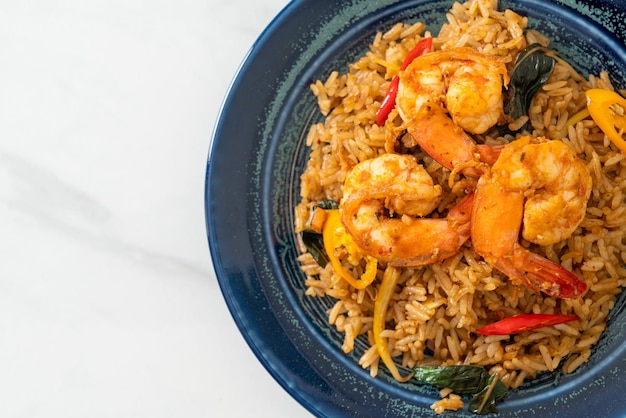 Garnelen gebratener Reis mit Kräutern und Gewürzen - asiatische Küche