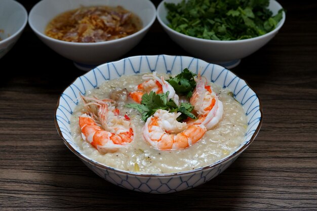 Garnelen gekochte reissuppe oder garnelenbrei in einer schüssel mit frittiertem knoblauch und korianderöl