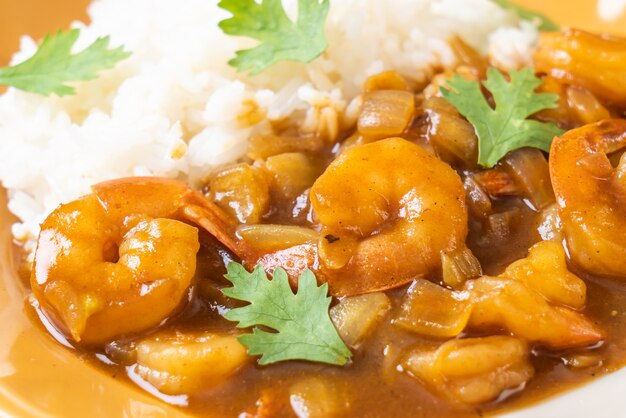 Garnelen in Currysauce auf Reis