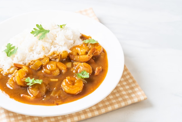 Garnelen in Currysauce auf Reis