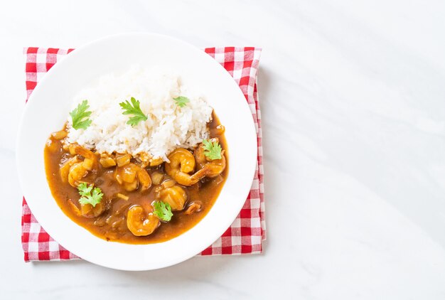 Garnelen in Currysauce auf Reis