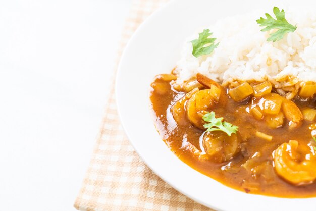 Garnelen in Currysauce auf Reis