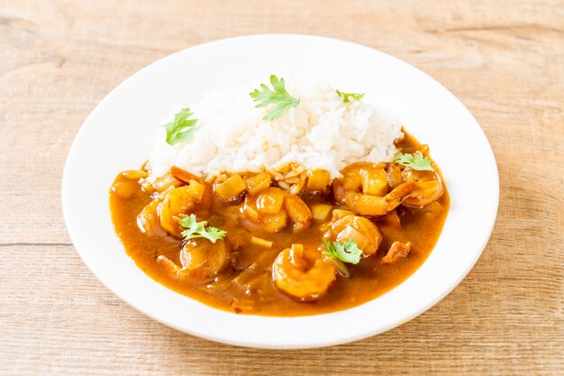 Garnelen in Currysauce auf Reis