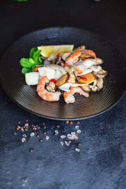 Garnelen mit Meeresfrüchtesalat, Muscheln, Tintenfisch und andere Snacks für gesunde Mahlzeiten