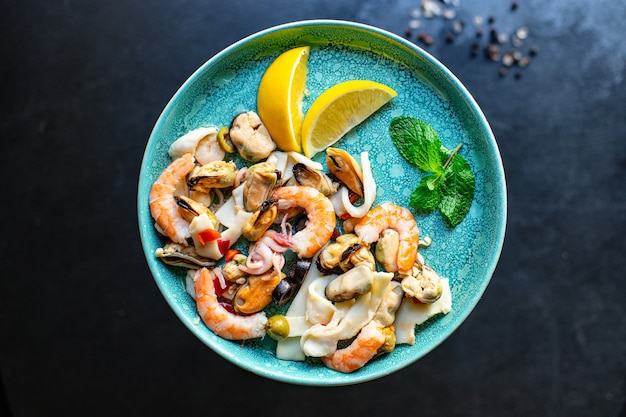 Garnelen mit Meeresfrüchtesalat, Muscheln, Tintenfisch und andere Snacks für gesunde Mahlzeiten