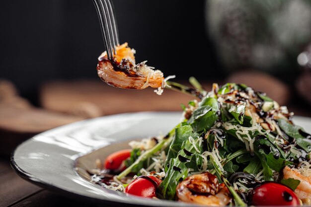 Garnelen-Rucola-Salat mit Tomaten und Parmesan