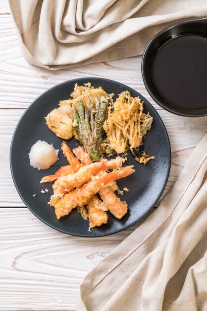 Garnelen Tempura (angeschlagene gebratene Garnelen) mit Gemüse