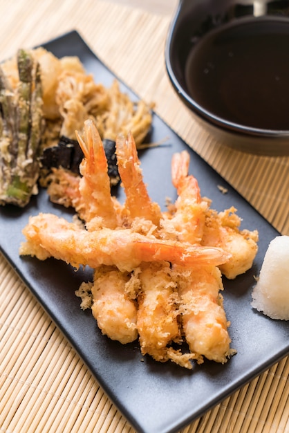 Garnelen Tempura (angeschlagene gebratene Garnelen) mit Gemüse