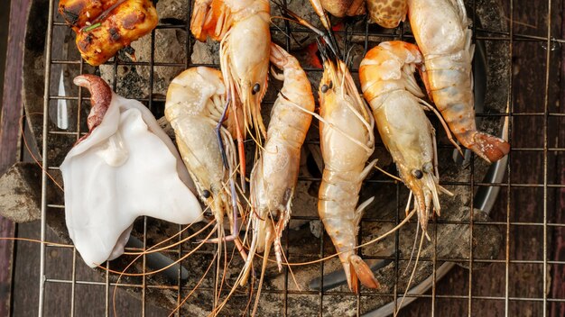 Garnelen und Tintenfisch auf dem Herd grillen