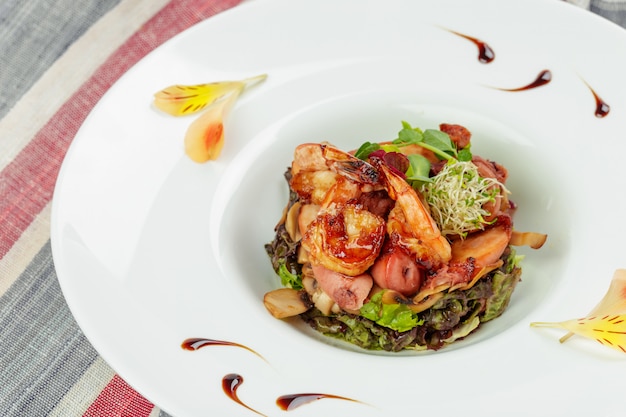 Garnelensalat auf weißer Platte