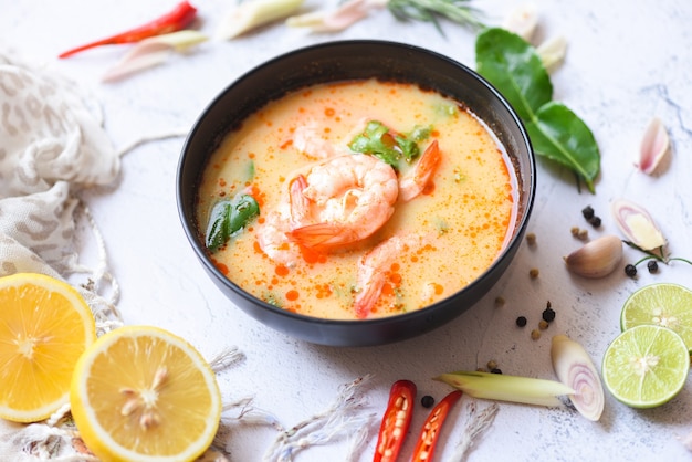 Garnelensuppe, Meeresfrüchtesuppe mit Garnelen Garnelen Traditionelle thailändische Küche würzige Garnelensuppe Curry