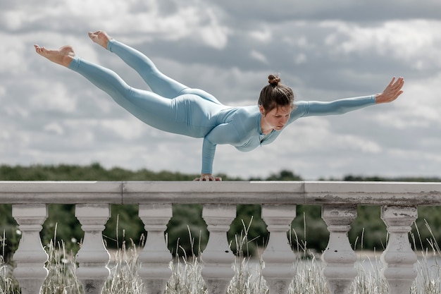 Garota acrobata em um terno azul na rua