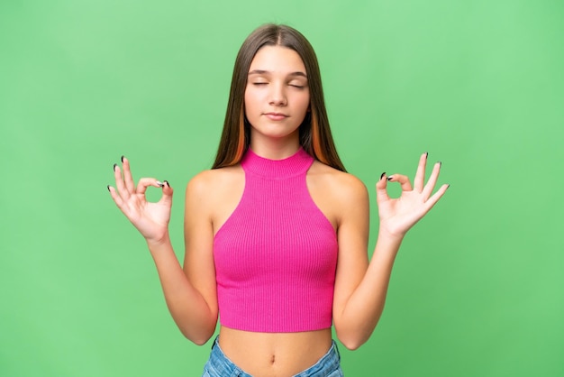 Garota adolescente caucasiana sobre fundo isolado em pose de zen