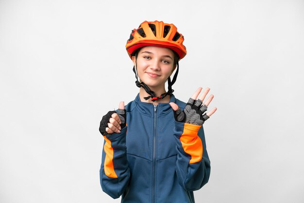 Garota adolescente ciclista sobre fundo branco isolado, contando seis com os dedos