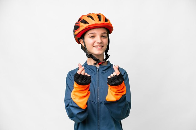 Foto garota adolescente ciclista sobre fundo branco isolado fazendo gesto de dinheiro