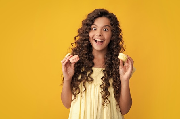 Foto garota adolescente com padaria de sobremesa garoto adolescente segura biscoito macaron francês macaroon