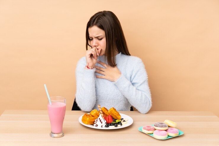 Foto garota adolescente comendo waffles em bege está sofrendo de tosse e se sentindo mal