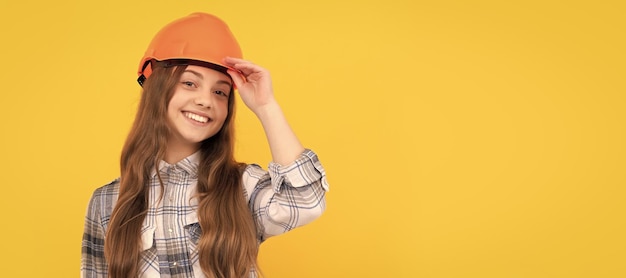 Garota adolescente construtora em garoto construtor de capacete em construção de camisa quadriculada e conceito de construção Criança em design de cartaz horizontal de capacete Espaço de cópia de cabeçalho de banner