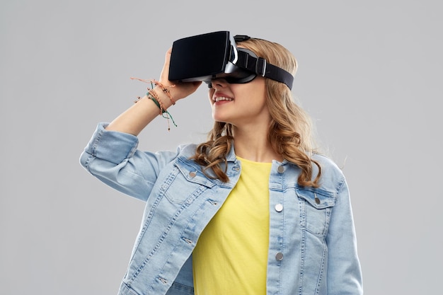 garota adolescente em fone de ouvido de realidade virtual ou óculos VR