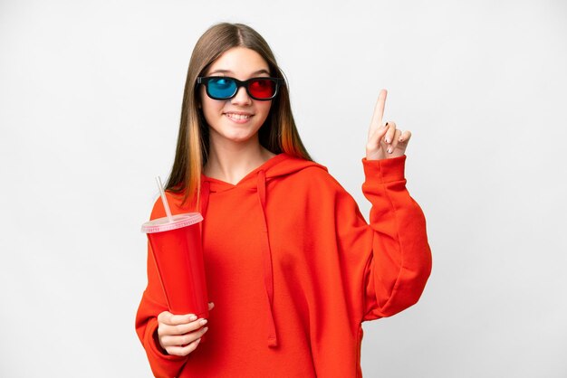 Garota adolescente em um cinema sobre fundo branco isolado, apontando uma ótima ideia