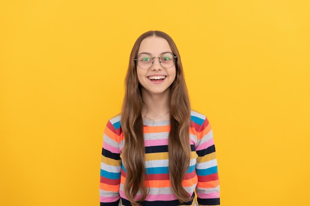 Garota adolescente nerd feliz colegial em óculos para óculos de visão