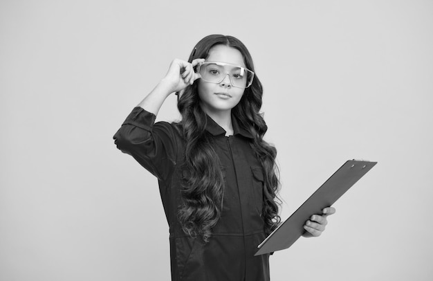 Garota adolescente profissionalmente em óculos de proteção criança usa óculos de proteção para os olhos