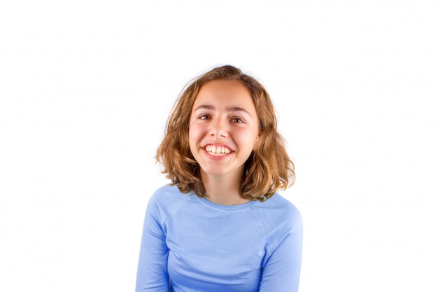 Garota adolescente rindo muito bonito em camiseta azul clássica
