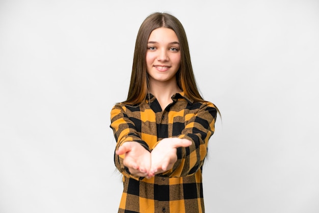 Foto garota adolescente sobre fundo branco isolado segurando copyspace imaginário na palma da mão para inserir um anúncio