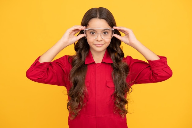 Garota adolescente sorridente usando óculos de proteção proteção para os olhos