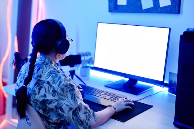 Garota adolescente usando computador à noite