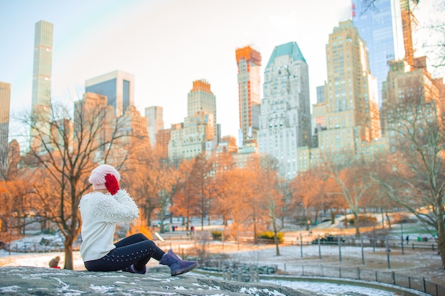 Garota adorável no Central Park em Nova York