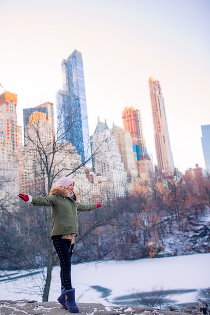 Foto garota adorável no central park na cidade de nova york