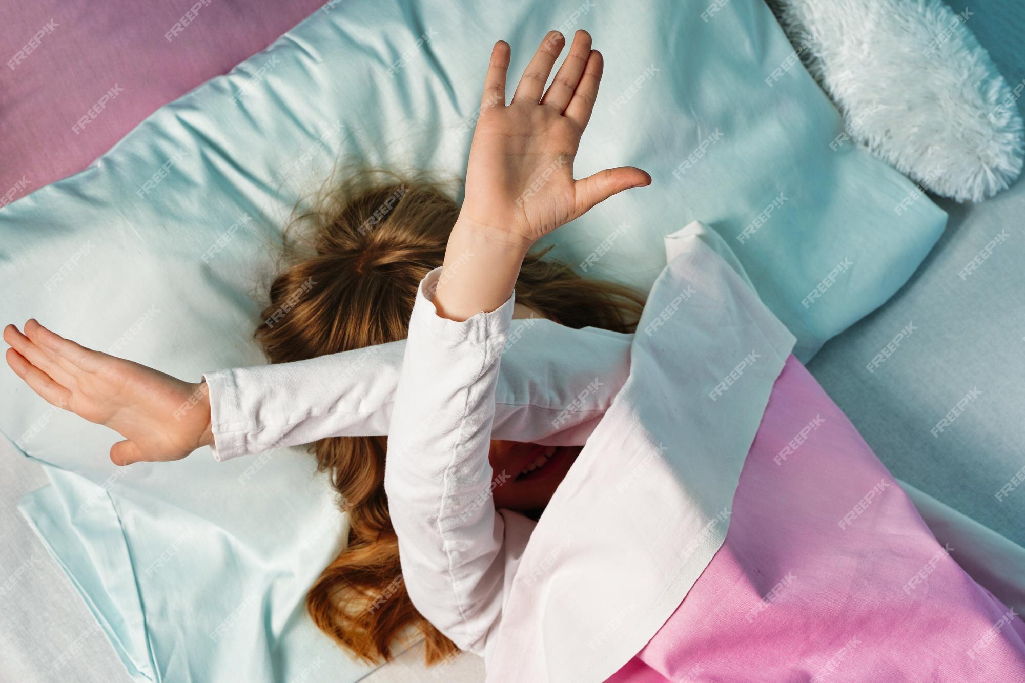 Foto Longa De Uma Ansiosa Frustrada Pernas De Cama Cruzadas Tapetes Dobrados  Têm Problemas De Lavanderia De Casa De Ferro Toque Foto de Stock - Imagem  de menina, fêmea: 199075412