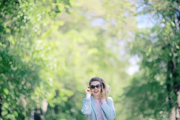 garota adulta de foto de verão / loira bonita na foto de verão, conceito de felicidade feminina de verão