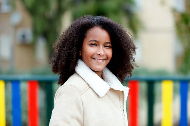 Garota africana com um lindo cabelo em um parque