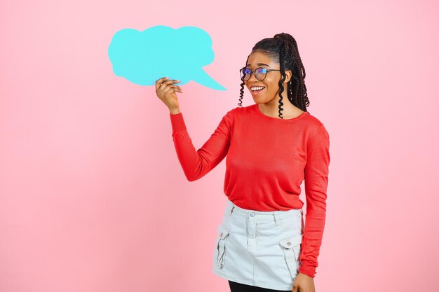 Garota afro-americana com um sinal de texto em um fundo colorido