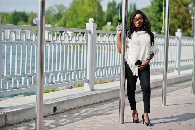 Garota afro-americana em óculos de sol posou ao ar livre Mulher negra na moda