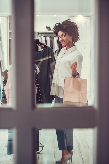 Foto garota afro-americana fazendo compras