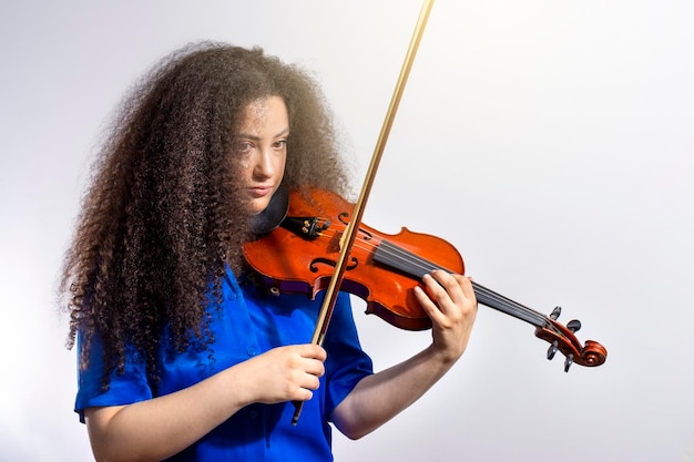 Garota afro violinista em fundo branco com espaço de cópia