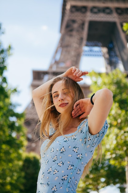 Garota alegre e feliz perto da Torre Eiffel em Paris