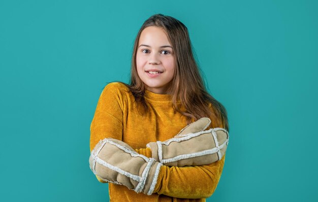 garota alegre pronta para a atividade de inverno. criança adolescente em luvas de pele e malhas. moda infantil sazonal. feriado de natal e férias. beleza fofa mantenha-se aquecido. previsão do tempo.