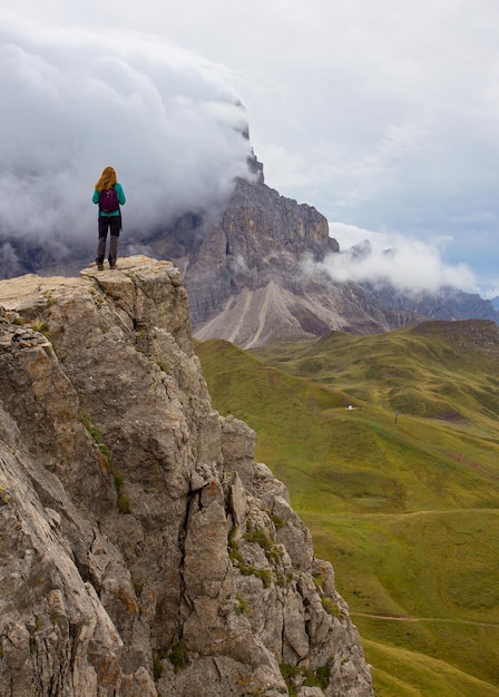 Garota alpinista em um penhasco