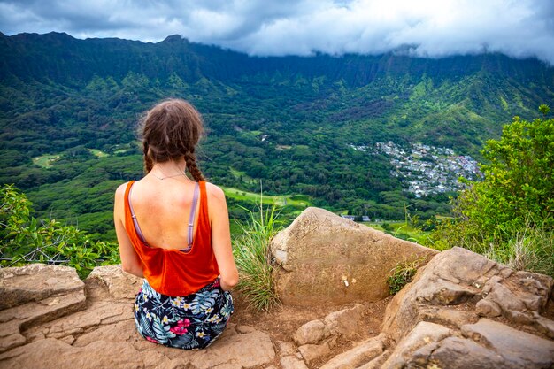 Foto garota alpinista fica no topo da trilha olomana ridge admirando o panorama das montanhas oahu e havaí