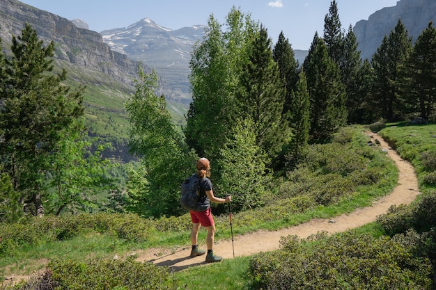 Garota alpinista na montanha