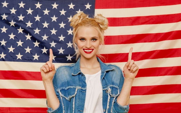 Garota americana o retrato de feliz da jovem surpreendeu a mulher no fundo da bandeira dos eua.