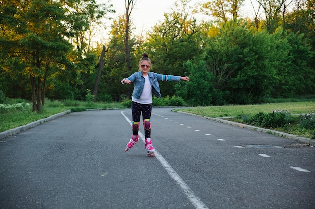 Garota andando de patins no parque