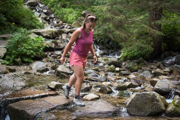 Garota andando na floresta. Tempo de gasto ativo. Relaxe e tempo de lazer.